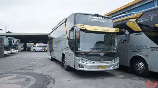 Jackal Holidays Bus-Front Image