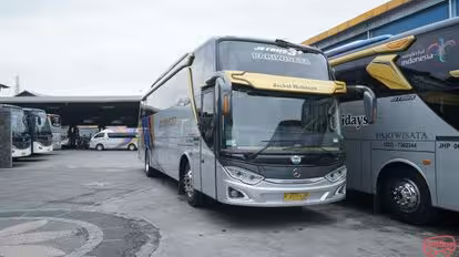 Jackal Holidays Bus-Front Image