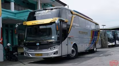 Jackal Holidays Bus-Front Image