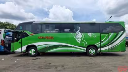 Arya Prima Bus-Front Image