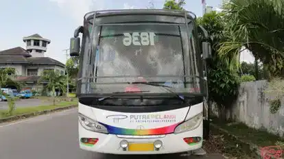Putra Pelangi Bus-Front Image