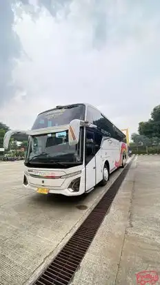 Putra Pelangi Bus-Front Image