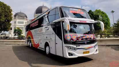 Putra Pelangi Bus-Front Image