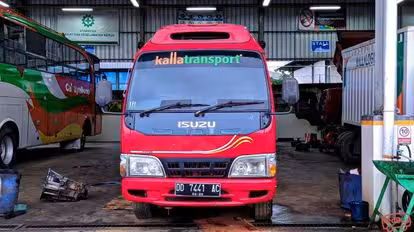 Cahaya Bone Bus-Front Image