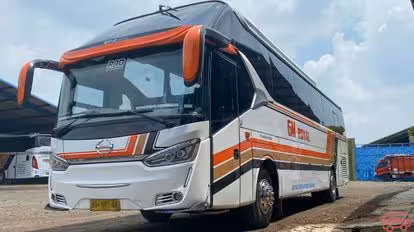 GM Royal Bus-Front Image