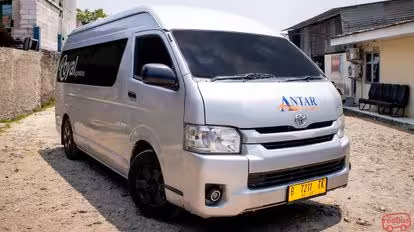 Royal Shuttle Bus-Front Image