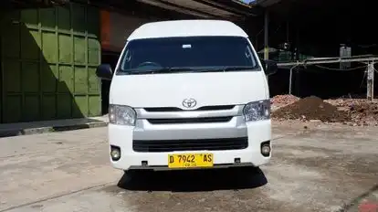 Jackal Holidays Bus-Front Image