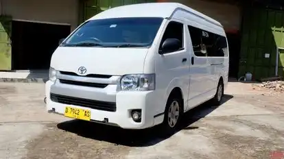Jackal Holidays Bus-Front Image