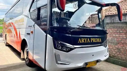 Arya Prima Bus-Front Image