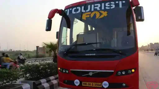 Fox Travel Bus-Front Image
