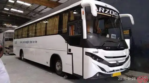 Arzoo Travels Bus-Front Image