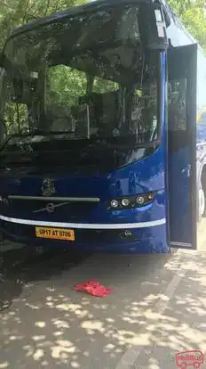 Leo Travel Heights Bus-Front Image