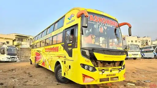Yashshree Travels  Bus-Front Image