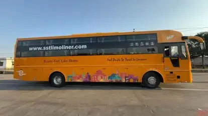 SST Limoliner Bus-Side Image