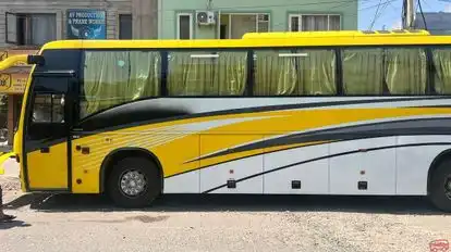 Everest Holidays  Bus-Side Image