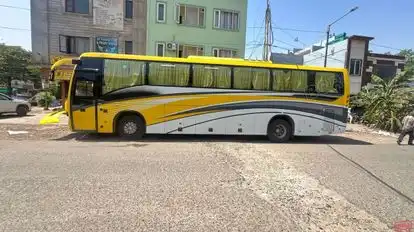 Everest Holidays  Bus-Side Image