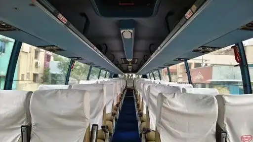 KALLAZHAGAR TRAVELS Bus-Front Image