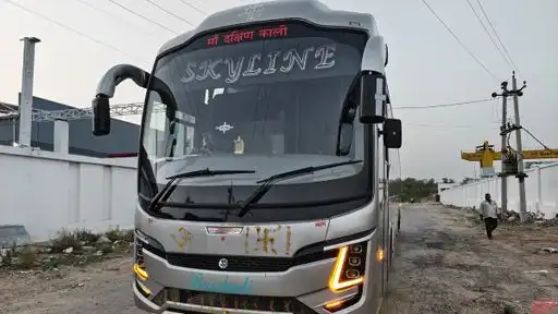 SKYLINE Roadways Bus-Front Image