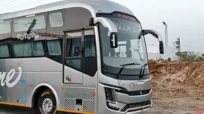 SKYLINE Roadways Bus-Front Image