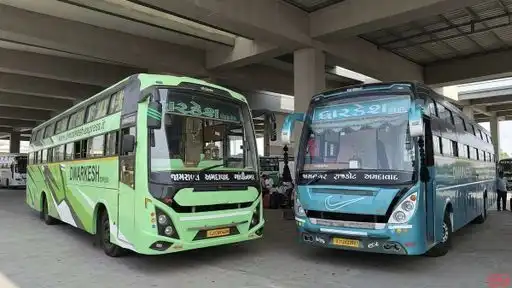 DWARKESH EXPRESS TRAVELS Bus-Front Image