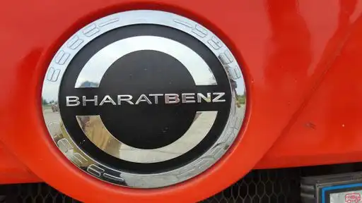 V Bus Holidays Bus-Front Image