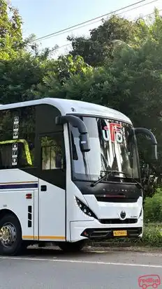 UFO Bus Bus-Front Image