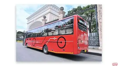 Apples Express Bus-Side Image