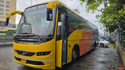 Winsome Holiday Bus-Front Image