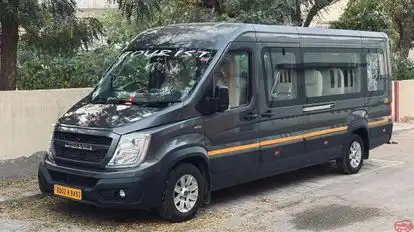 shri sang journeys Bus-Front Image