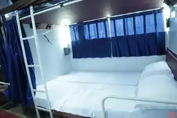 Mayuri Travels Bus-Front Image