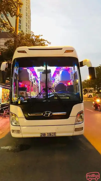 Queen Cafe Bus Front Image