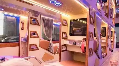  Queen Cafe Bus-Seats Image
