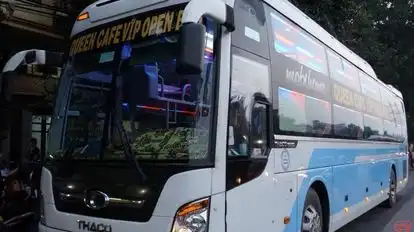  Queen Cafe Bus-Front Image