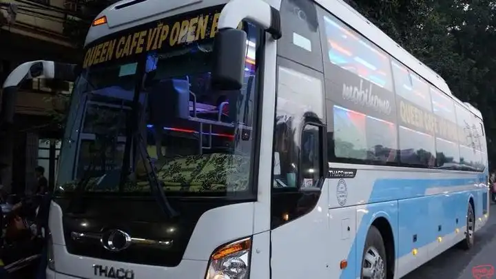 Queen Cafe Bus Front Image