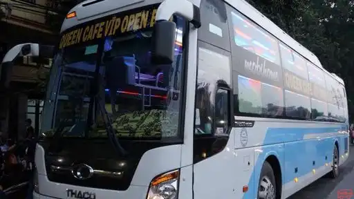 Queen Cafe Bus Front Image