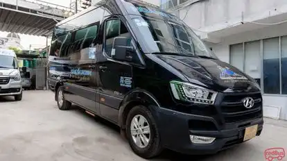 Hoàng Yến Logistics Bus-Side Image