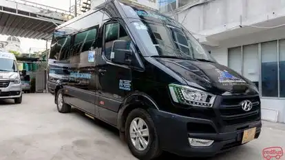 Hoàng Yến Logistics Bus-Side Image