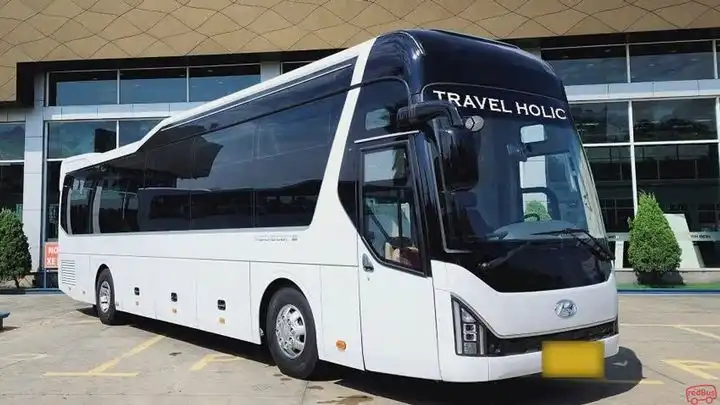 Travel Holic Bus Bus Front Image