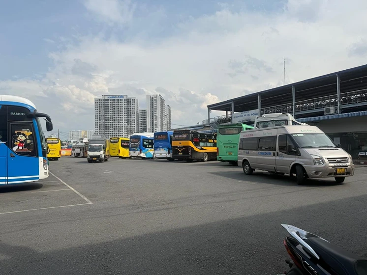 Xe khách và xe Limousine ở Bến Xe Miền Tây