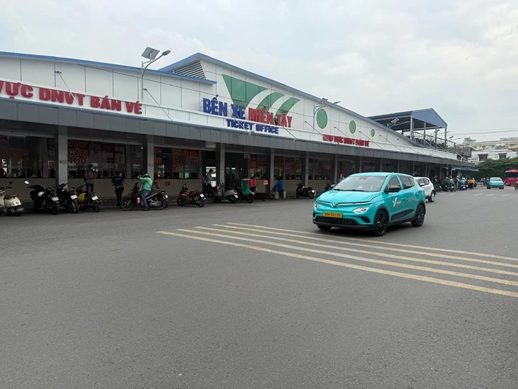 Cổng bến xe Miền Tây