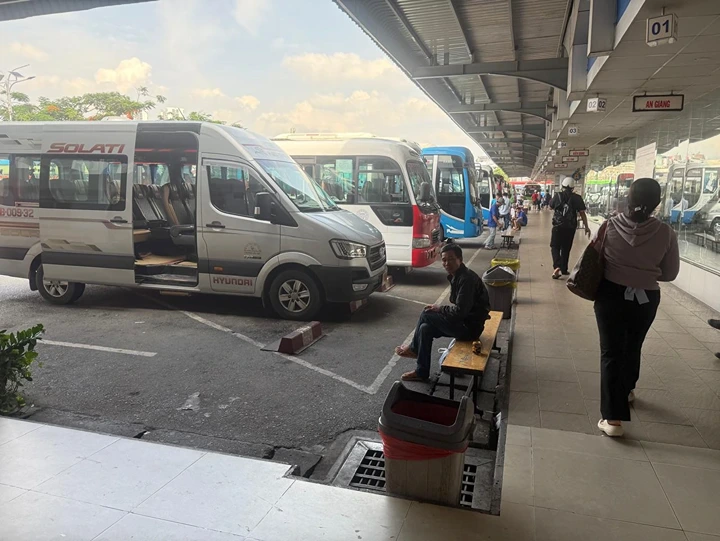 Điểm lên xe ở Bến xe miền tây