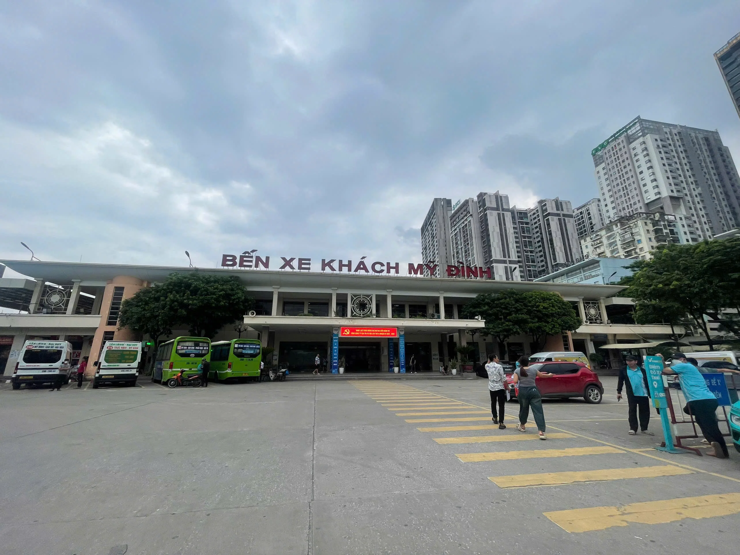 Xe khách ở Bến xe My Dinh
