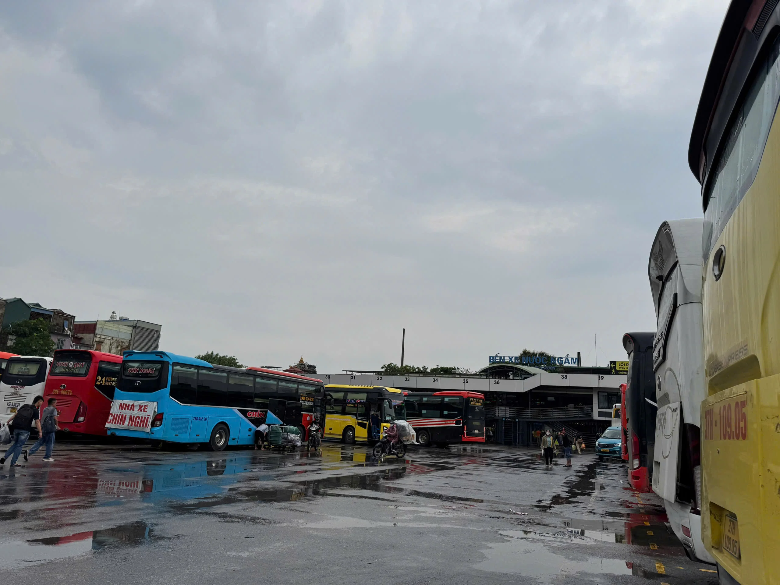 Xe khách ở Bến xe My Dinh