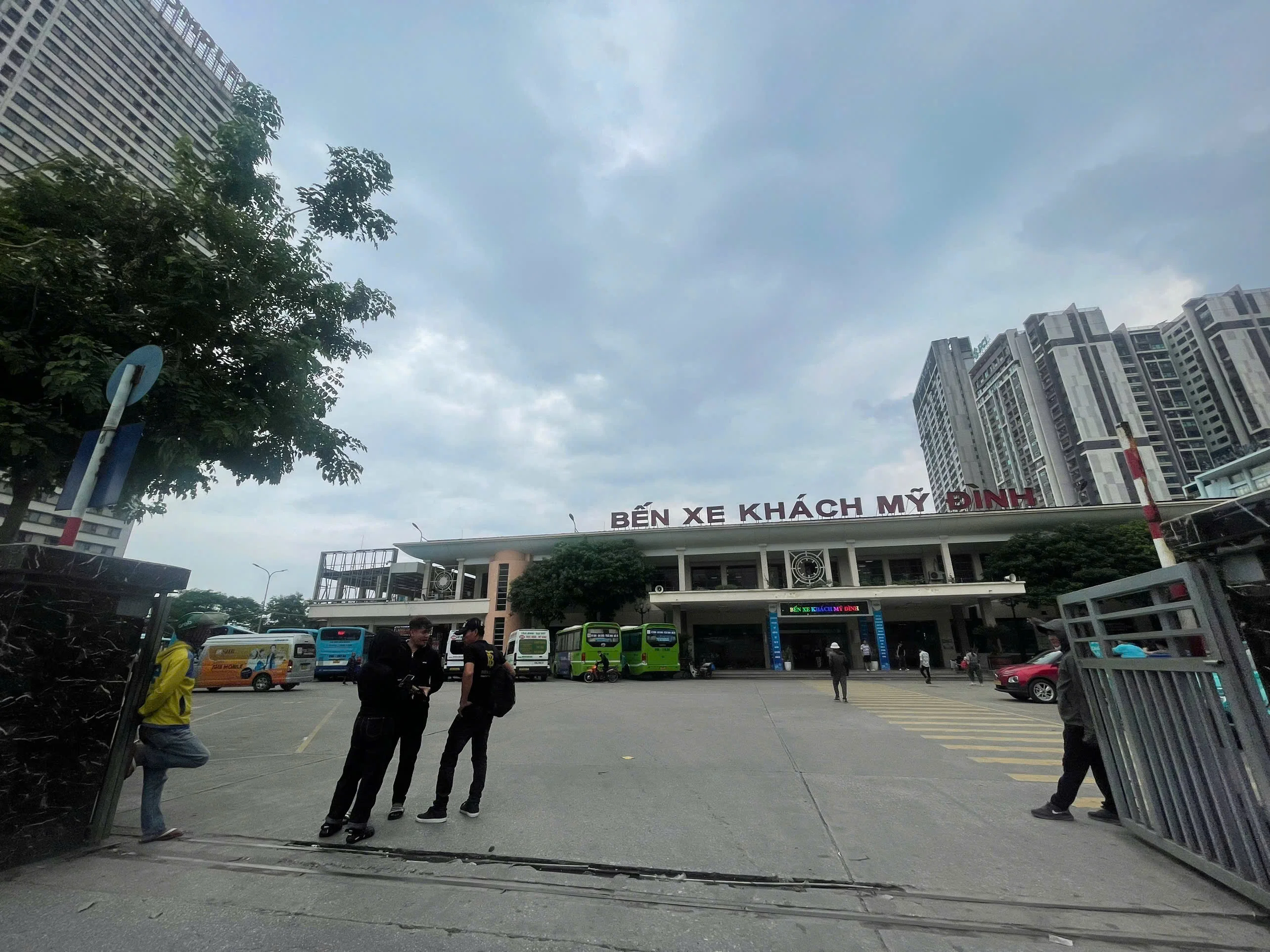 Cổng bến xe My Dinh
