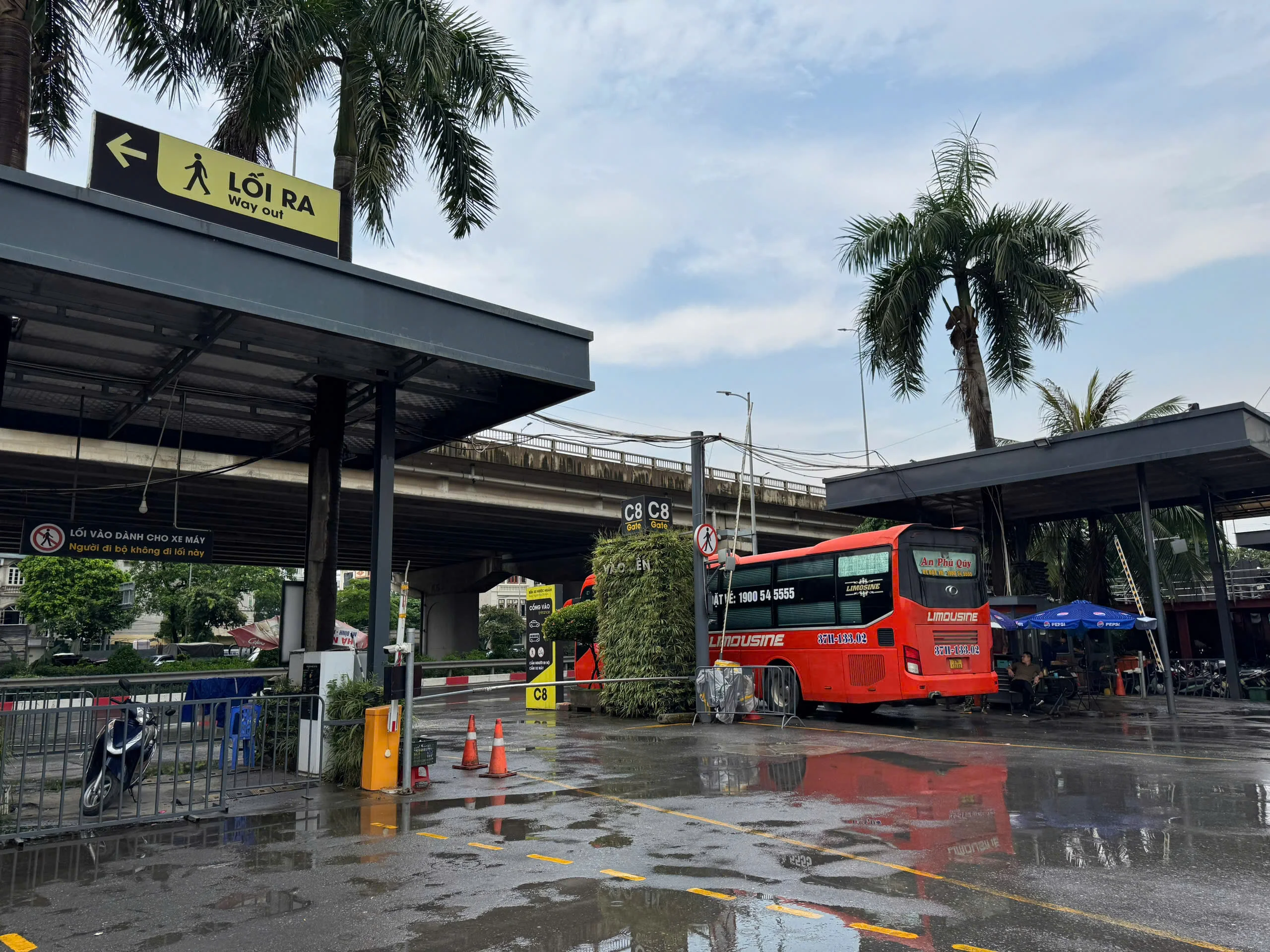 Cổng bến xe My Dinh