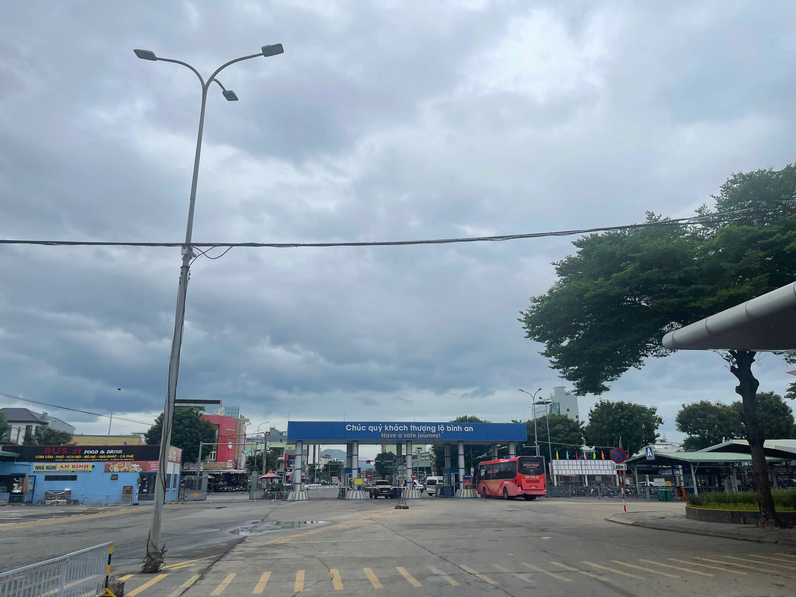 Cổng vào của xe khách tại Bến Xe Đà Nẵng