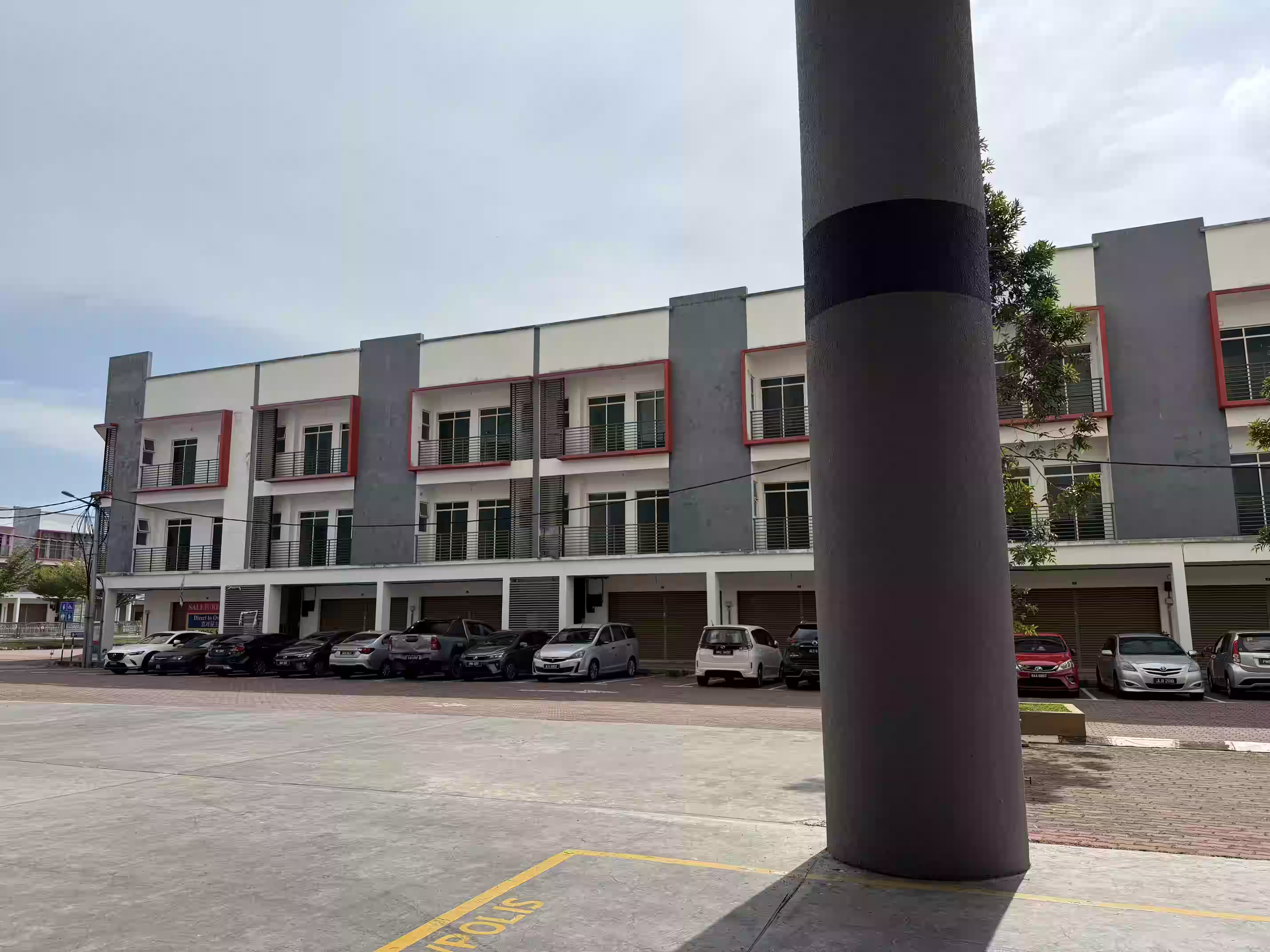 Parking Lot Kampar Putra Sentral Terminal
