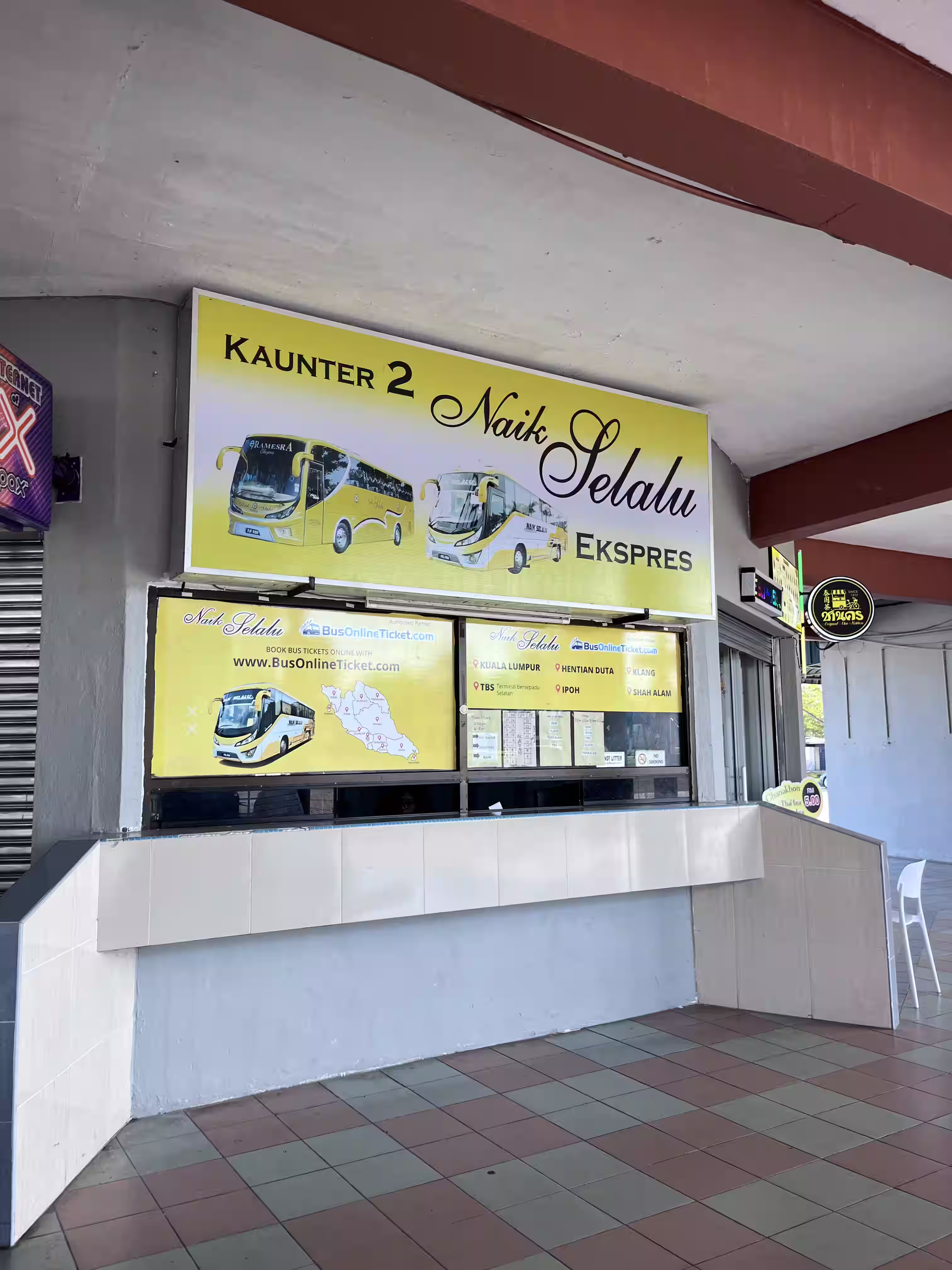 Operator Counter Kaumtung Bus Terminal