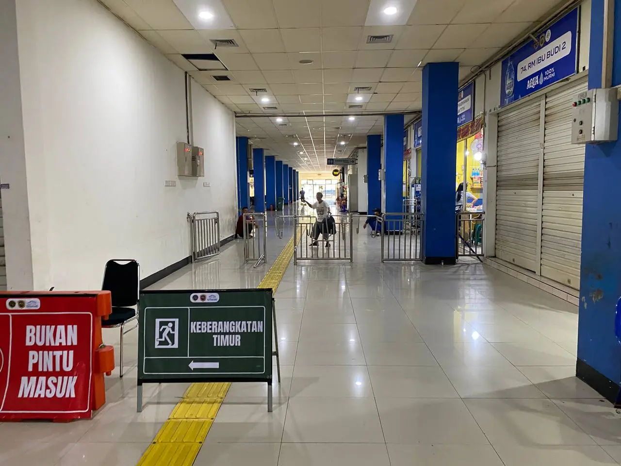 Boarding Zone Gate another side
